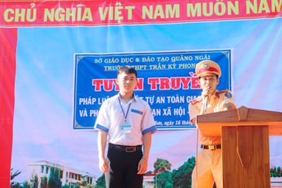 Tuyên truyền phát luật về an toàn giao thông và sẻ chia cùng đồng bào miền Bắc